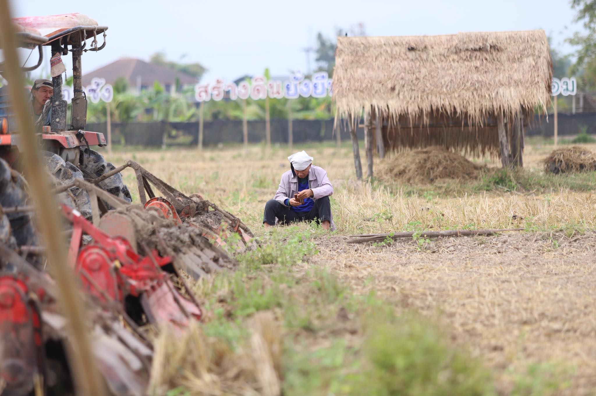 title - เลขาฯ ส.ป.ก. ร่วมงาน “ไถกลบ ตอซัง สร้างดินยั่งยืน ฟื้นสิ่งแวดล้อม”